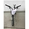 Image 3 : Everyday Traveler Shimano Equipped Steel Cruiser Bicycle w Basket