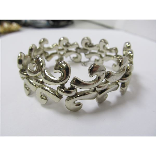 MONET ATTRACTIVE SILVER TONE BRACELET 7 ¼" L XLNT COND