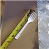 Image 3 : BOX OF 1000 NEW 5" LIGHT DUTY PLASTIC FORKS