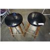 Image 2 : 2 WOOD BAR STOOLS