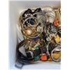 Image 2 : TRAY OF JEWELRY AND WATCHES