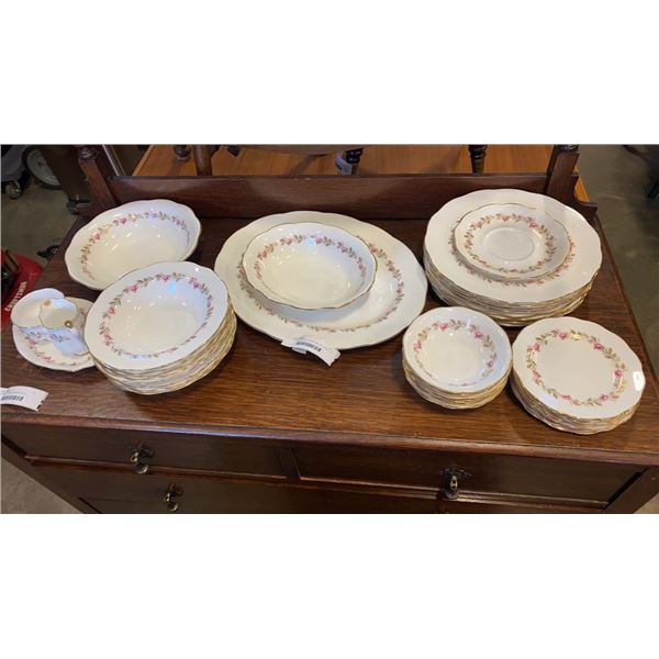 39 PIECES ROYAL ALBERT MINUET CHINA - 8 DINNER PLATES, 8 SIDE PLATES, 8 SOUP BOWLS, 8 FRUIT BOWLS, S