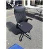 Image 1 : BLACK MESH BACK GAS LIFT CHAIR - RIGHT ARM SUPPORT DAMAGED