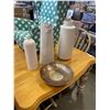 Image 1 : 3 WHITE VASES AND DECORATIVE BOWL