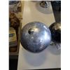 Image 2 : 2 GREY GLOBES