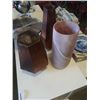 Image 2 : 3 DECORATIVE GLASS VASES AND CAKE PLATTER