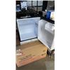 Image 3 : NEW INSIGNIA 1.7 CU FT MINI FRIDGE
