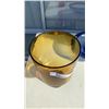 Image 7 : LARGE AMBER VASE AND BLUE BOWL