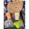 Image 1 : Fruit baskets and collectibles