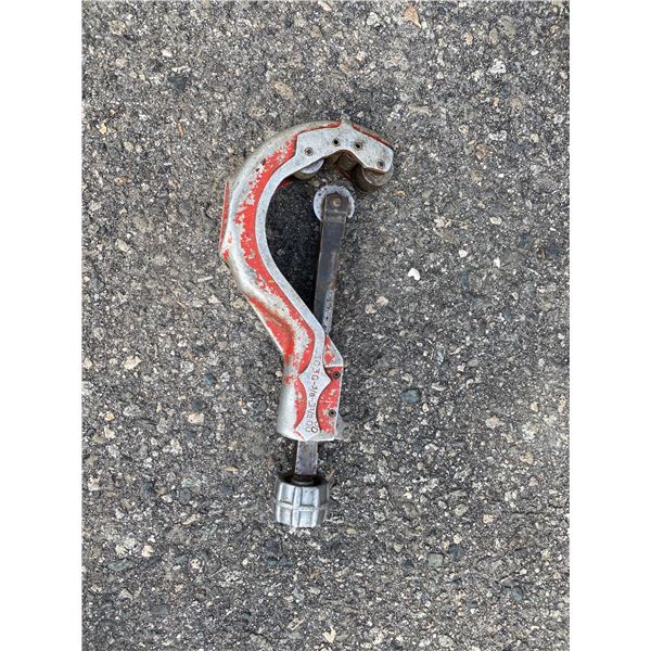 Pipe cutter