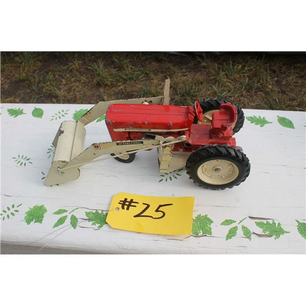 INTERNATIONAL MINI TRACTOR W/LOADER