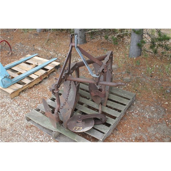 FERGUSON 2-BOTTOM PLOW W/3 POINT HITCH