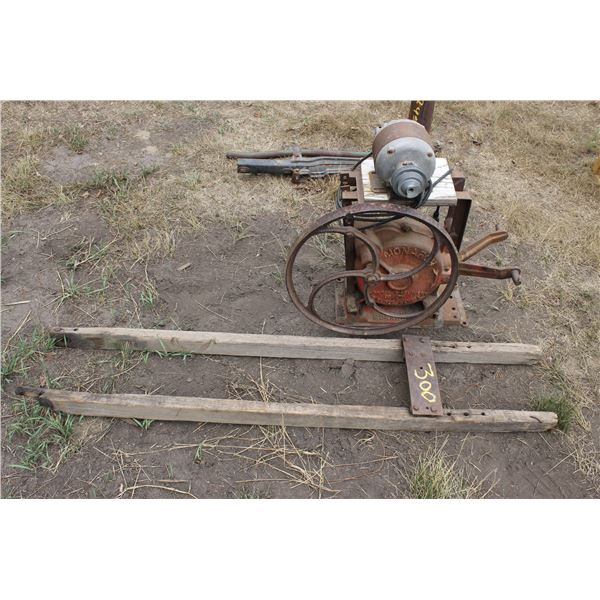 WATER WELL PUMP JACK,RUNNING,
