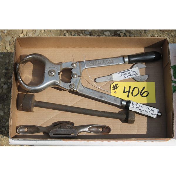 SEPARATOR WRENCH, WHEEL WRENCH, BURDIZZO CASTRATOR MADE IN ITALY,DREADNAUGHT MOLYBEDNAM TOOL, NO. 51