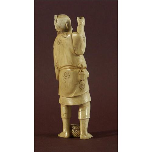VINTAGE JAPANESE CARVED IVORY FIGURINE FISHERMAN