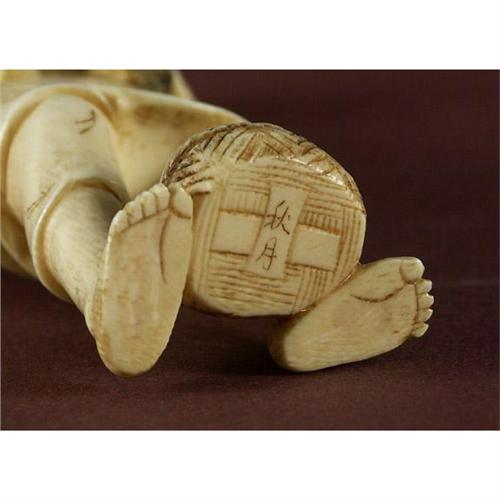 VINTAGE JAPANESE CARVED IVORY FIGURINE FISHERMAN