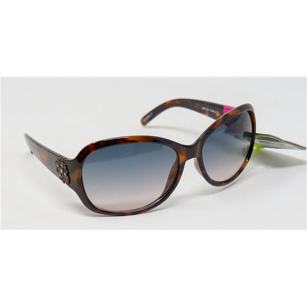 PAIR OF FOSTER GRANT SUNGLASSES