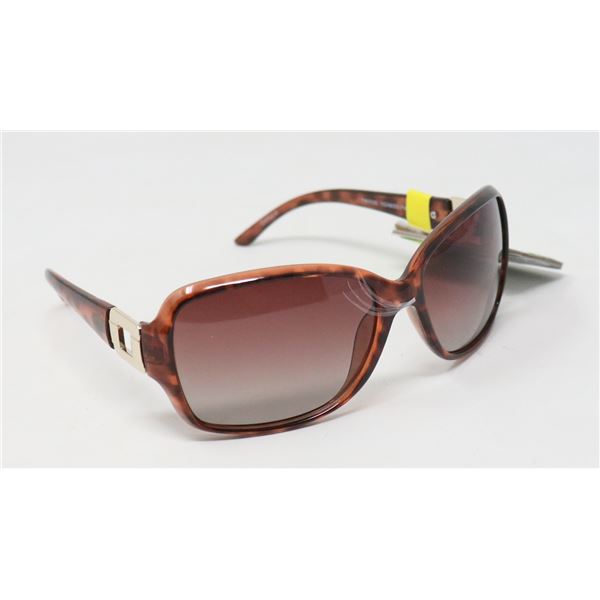 PAIR OF FOSTER GRANT SUNGLASSES