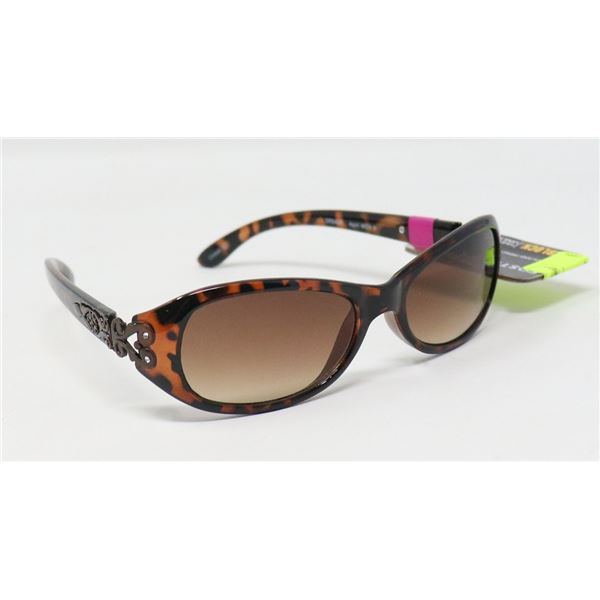 PAIR OF NEW FOSTER GRANT SUNGLASSES