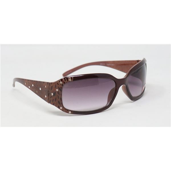PAIR OF FOSTER GRANT SUNGLASSES