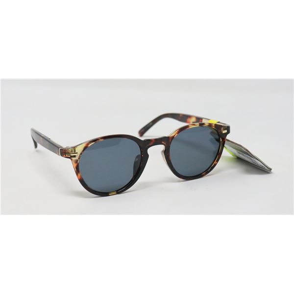 PAIR OF FOSTER GRANT SUNGLASSES