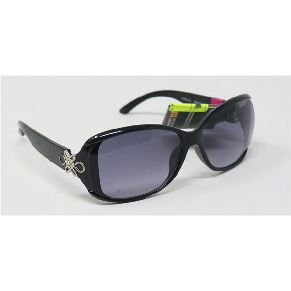 PAIR OF FOSTER GRANT SUNGLASSES