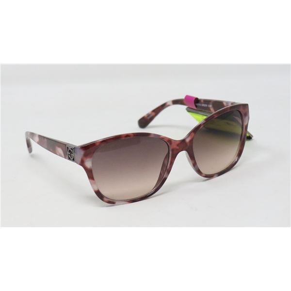 PAIR OF FOSTER GRANT SUNGLASSES