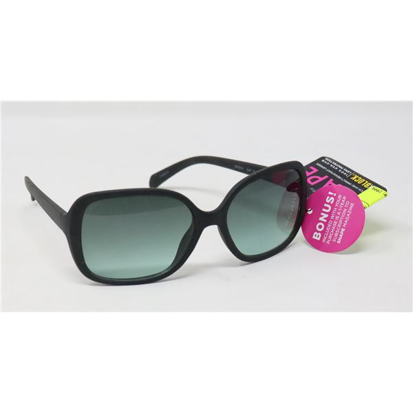 PAIR OF FOSTER GRANT SUNGLASSES