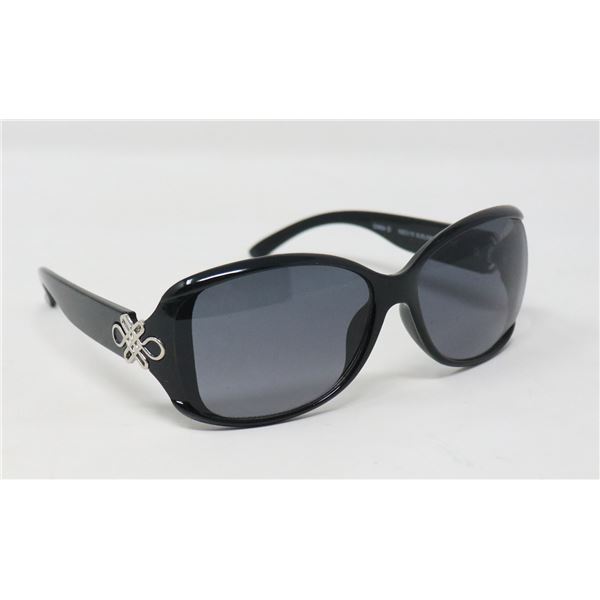 PAIR OF FOSTER GRANT SUNGLASSES