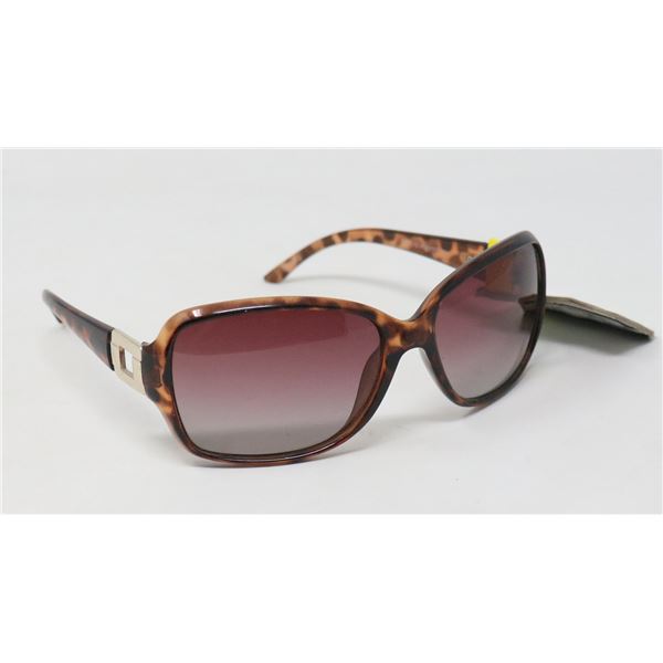 PAIR OF FOSTER GRANT SUNGLASSES