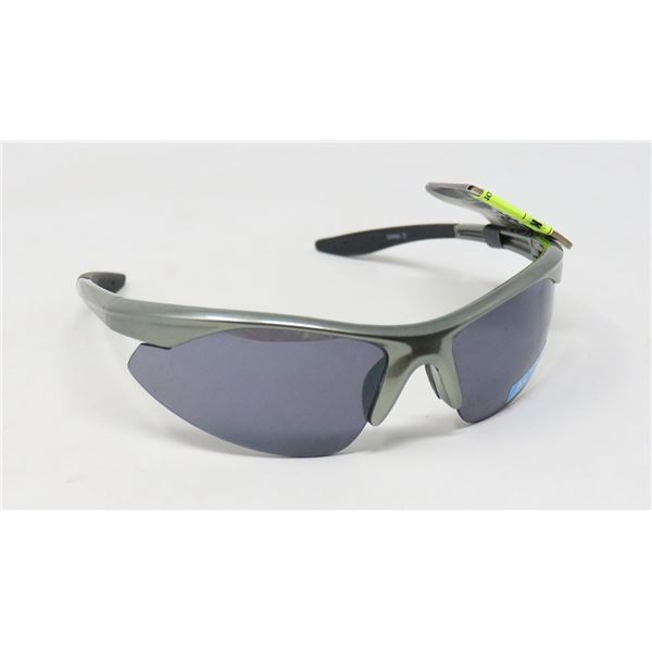 PAIR OF NEW FOSTER GRANT SUNGLASSES