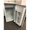 Image 2 : Danby white compact/ bar fridge