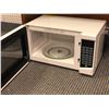 Image 2 : RCA small white microwave oven