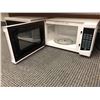 Image 2 : RCA small white microwave oven