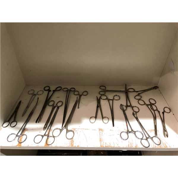 Shelf lot of vintage doctors equipment & instruments - approx. 18 vintage doctors assorted forceps &