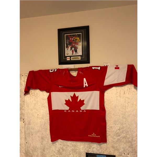 Jonathan Toews Gold Medal Sochi 2014 Signed Jersey #16 Framed Authenticated