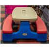 Image 2 : LITTLE TIKES INDOOR/OUTDOOR PICNIC TABLE/PLAY