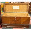 Image 2 : VINTAGE "HONDERICH FURNITURE" CEDAR LINED CHEST W/