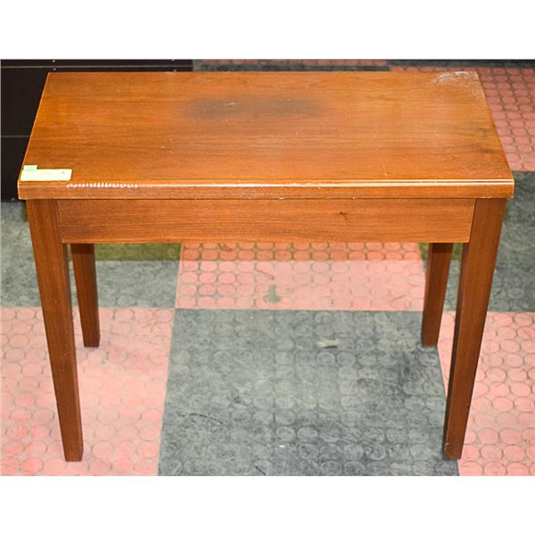 WOODEN LIDDED PIANO BENCH