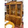 Image 1 : LIGHTED 2 PIECE BUFFET & HUTCH