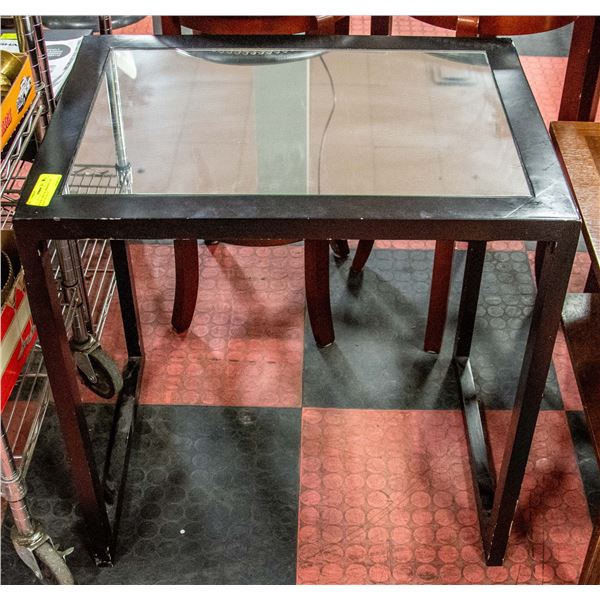 BLACK TABLE W/ MIRRORED TOP H-26.5" 19" X 25.5"