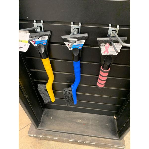 Lot of 3 snow brushes