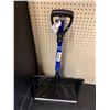 Image 1 : Folding Snow Shovel