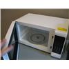 Image 2 : CLASSIC WHITE MICROWAVE