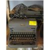 Image 1 : ROYAL MANUAL TYPEWRITER