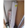 Image 1 : 3 FLUORESCENT LIGHT FIXTURES & A BLIND