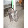 Image 2 : 3 SHOVELS & A HOE
