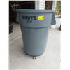 Image 1 : 1 RUBBERMAID BRUTE GARBAGE CAN ON WHEELS