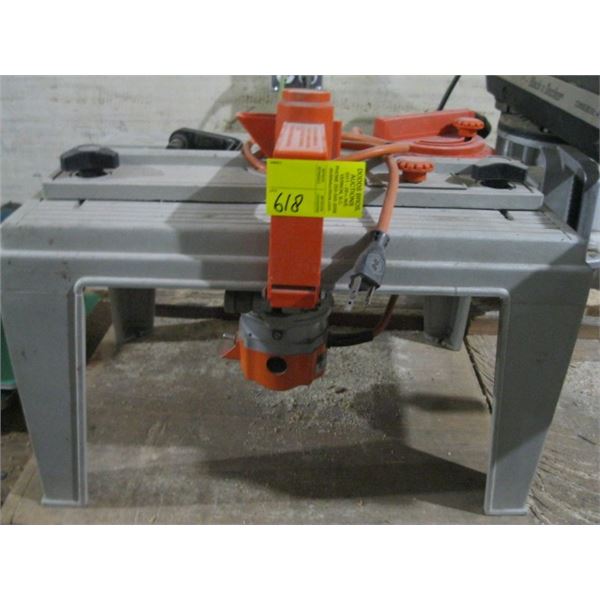 SMALL ROUTER TABLE WITH BLACK & DECKER ROUTER