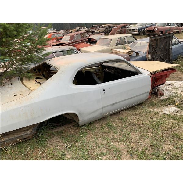 1973 Plymouth Duster Shell - Exellent body, no driveline, highback split bench seat, no fenders